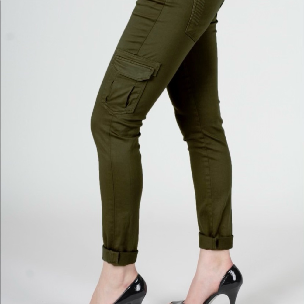 ☘️Paige Carson cargo excellent condition☘️